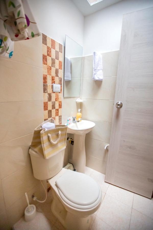 Komodo Alojamiento- Hostal Autoservicio, Ubicado Cerca Al Centro Historico - Bano Privado, Wifi , Cama 2X2 Y Agua Caliente Y Cocina Compartida Popayan Dış mekan fotoğraf